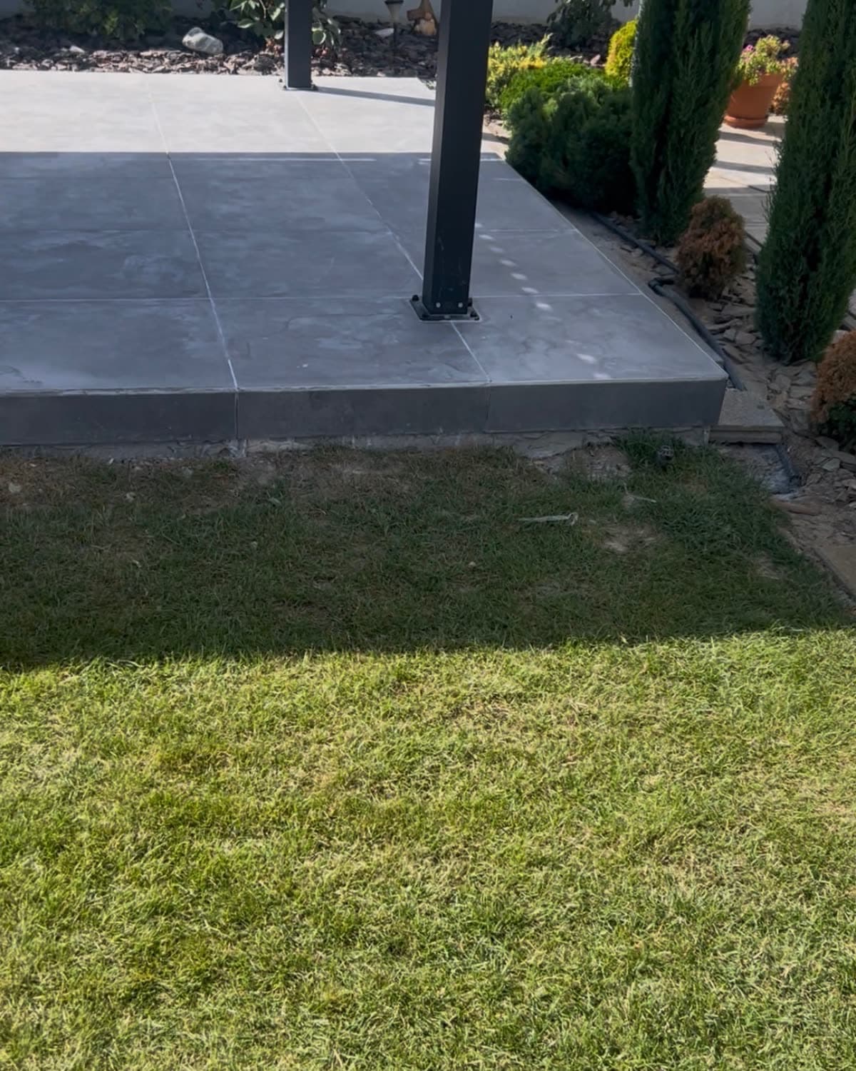 A pergola környéke — szalonnasütő hely a fiával, két óra alatt — Előtte