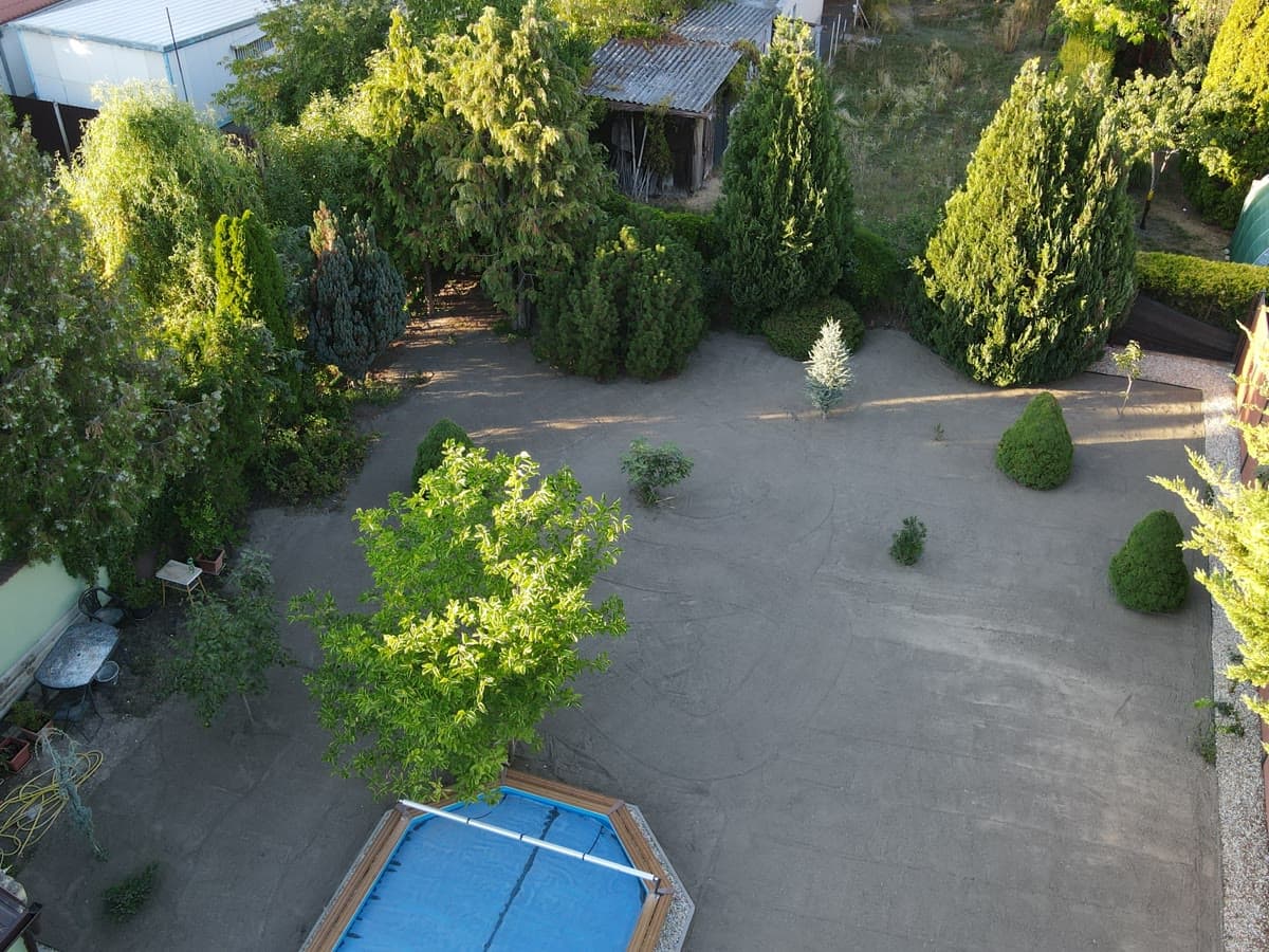 Nový trávnik od nuly — 14 ton ornice a terén rovný ako stôl