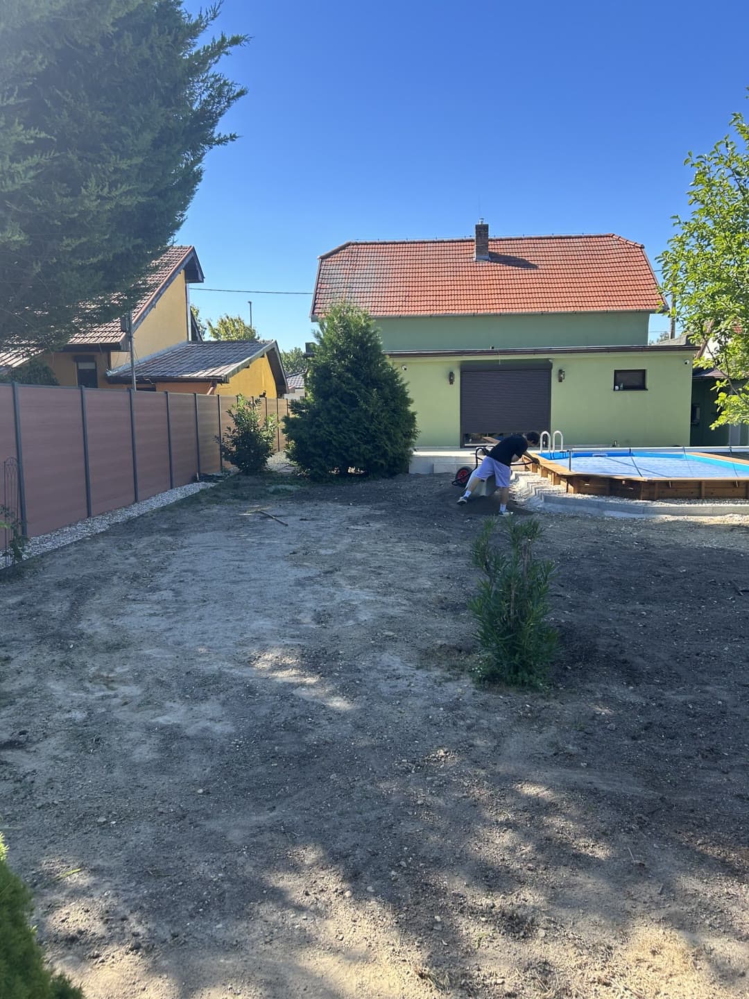 Új gyep a nulláról — 14 tonna termőföld és asztalsima terep — 1