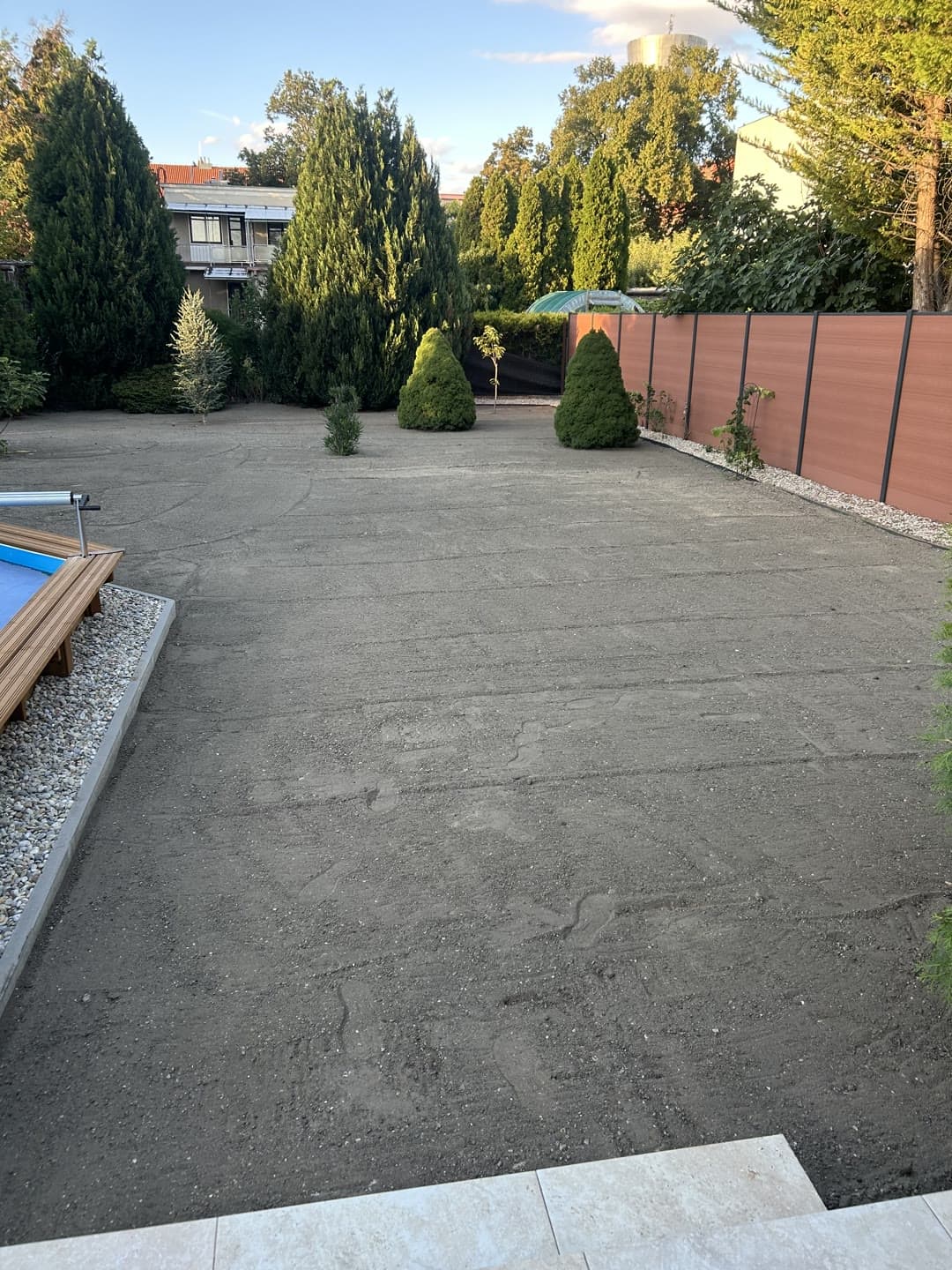 Új gyep a nulláról — 14 tonna termőföld és asztalsima terep — 4