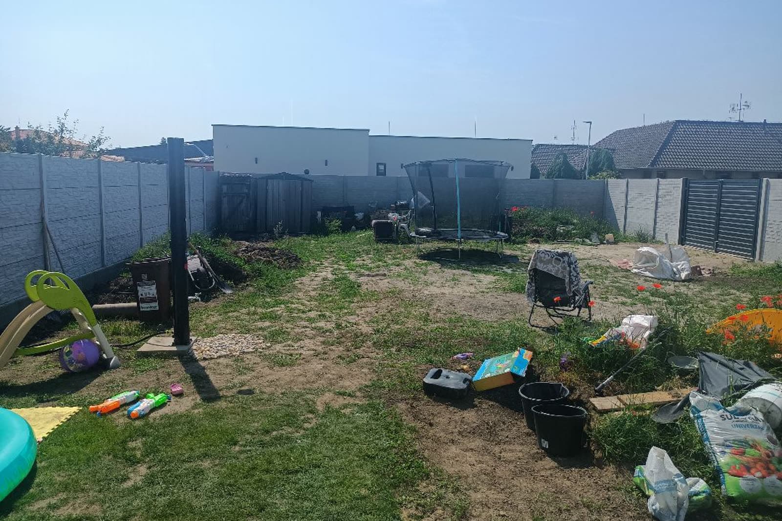 Terep megmunkálása és síkba egyengetése Avant mini rakodóval — Előtte