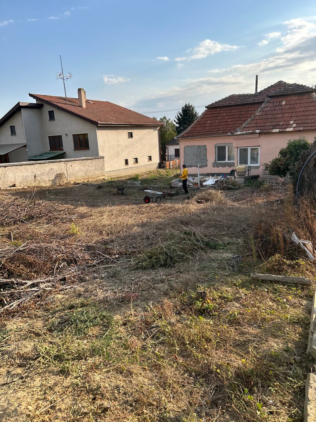 Kúpili dom, pracujú v zahraničí — a pozemok zarastený brečtanom — 1